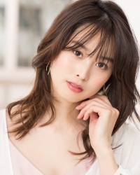 倉內須美里小姐是位高個子日籍服裝模特兒，這是她的面部照片，她的身高是174厘米，身材高挑，她的身材十分俏麗。