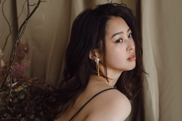 倉內須美里小姐是位高個子日籍服裝模特兒，這是她的面部照片（從側面拍攝），她的身高是174厘米，身材高挑，她的身材十分俏麗。