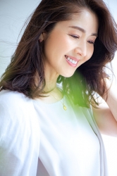 蘆久保慶那女士穿著白色衣服，她戴著項鍊，從側面拍攝，她是日本成熟美女時尚模特兒，她的身高是170厘米，身材十分苗條俏麗。