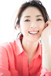 蘆久保慶那女士穿著紅色女襯衫，她是日本成熟美女服裝模特兒，她的身高是170厘米，身材十分苗條俏麗。