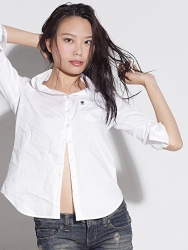 瑛麗穿著『白色長袖襯衫・牛仔褲』，她是日本高個子美麗優雅『時尚模特兒･局部模特兒』，她的身高是171厘米，是一位個子高挑，她的身材十分苗條俏麗。