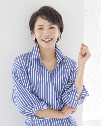 珀紀是穿著藍白豎條紋連衣裙的日本成熟女性時裝模特兒。
