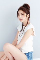 楓優佳穿著『白色短袖女襯衫・牛仔短褲』，她坐著，她的身高是171厘米，她是日籍成熟女性時裝模特兒。
