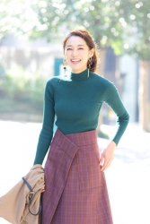 菜美梨穿著『酒紅色裙子・綠色長袖高領絨套衫』，她把棕色長袍脫了，她是日本美麗優雅成熟女性服裝模特兒。