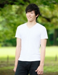大偉亞穿著『白色T恤・藍色褲子』，他站著，他是日本英俊帥氣『時裝男模特兒･男演員』。