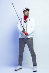羅德里格穿著『白色夾克･灰色長褲』，拿著高爾夫球桿，他站著，他戴著一頂白帽子，他是日本法國英俊帥氣混血男模特兒。