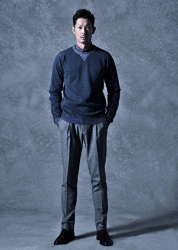 宋汰穿著『藍色毛衣・灰色褲子』，他站著，他身高185厘米，是一位非常強壯的日本男子漢模特兒。