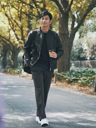 龍熙穿著深色衣服，走在人行道上，他是日本英俊帥氣『服裝男模特兒･男演員』｡
