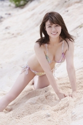 井畝真有彌小姐穿著（帶點紫色）白色三點式泳衣，她在沙灘上彎曲膝蓋，把手放在沙灘上，她是日本美麗可愛『泳裝模特兒･電視藝人』，她具有『美麗乳房』。