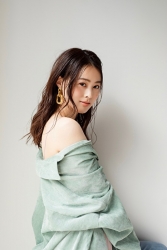 倉內須美里小姐是位高個子日本時裝模特兒，她的身高是174厘米，身材高挑，她穿著『翠綠色女襯衫･牛仔褲』，她的身材十分俏麗。