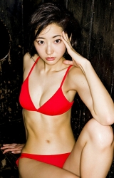 花黎奈穿著紅色比基尼泳裝， 以盤腿坐姿勢坐著，她是日本可愛優雅『女演員･寫真偶像･時尚模特兒』。