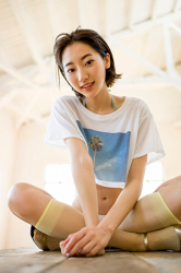 花黎奈穿著襯衫，以盤腿坐姿勢坐著，她是日本可愛優雅『女演員･寫真偶像･時尚模特兒』。