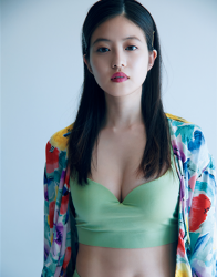 未織花穿著『（帶有花卉圖案）女襯衫・黃綠色胸罩』，她是日籍美麗可愛『女演員・寫真偶像・電視藝人』，她的胸圍是86cm，她具有『漂亮乳房』。