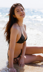 未織花穿著深色三點式泳衣，她在沙灘上，她坐著，她是日籍美麗可愛『女演員・泳裝偶像・電視藝人』，她的胸圍是86cm，她具有『漂亮乳房』。
