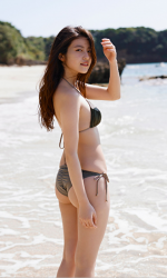 未織花穿著深色三點式泳衣，她在沙灘上，她站著，她是日籍美麗可愛『女演員・泳裝偶像・電視藝人』，她的胸圍是86cm，她具有『漂亮乳房』。