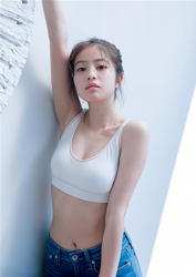 未織花穿著『白色運動胸罩・牛仔褲』，她站著，她是日籍美麗可愛『女演員・泳裝偶像・電視藝人』，她的胸圍是86cm，她具有『漂亮乳房』。