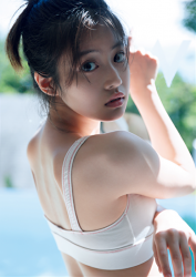 未織花穿著『白色運動胸罩』，她展示了她的背影，她是日籍美麗可愛『女演員・泳裝偶像・電視藝人』，她的胸圍是86cm，她具有『漂亮乳房』。