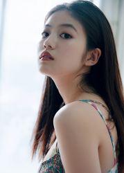 未織花穿著綠色吊帶背心，她是日籍美麗可愛『女演員・寫真偶像・電視藝人』，她的胸圍是86cm，她具有『漂亮乳房』。