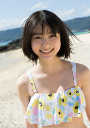 夏陽穿著（帶有花卉圖案）白色比基尼泳衣，她是日籍美麗可愛『模特兒・女演員』。