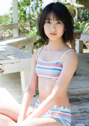 夏陽穿著五顏六色比基尼泳衣，她坐著，她是日本美麗可愛『模特兒・女演員』。