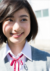 夏陽穿著校服，她是日本美麗可愛『模特兒・女演員』。