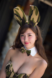 日本內衣泳裝模特兒『松蔭繪依良』穿著兔女郎（戰場製服設計），她的胸圍是87厘米，她身材苗條，體型優美，她是日籍性感美乳凹版偶像，是一位有性魅力的女性。