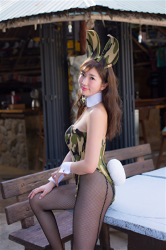 日本內衣泳裝模特兒『松蔭繪依良』穿著兔女郎（戰場製服設計），她穿著漁網褲襪，她坐在桌子上，她的胸圍是87厘米，她身材苗條，體型優美，她是日籍性感美乳凹版偶像，是一位有性魅力的女性。