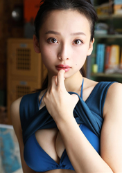 杏翠是一位非常苗條的日籍『美麗・可愛・年輕・苗條｜時尚模特兒・泳裝模特兒・女演員・電視藝人』，穿著『藍色襯衫・藍色比基尼泳衣』，身材十分迷人。