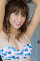 郁帆是日本漂亮著名的『模特兒・凹版偶像・電視藝人』，穿著白色/藍色/粉紅色三色比基尼泳衣，她的胸圍是83厘米，她具有『美麗乳房』。