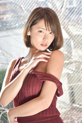 奈園聖夏乃小姐是穿著紅色連衣裙的日本泳裝女模，她的胸圍是89厘米，她具有『大乳房』，充滿性魅力的女性。