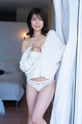 藤花侑姬夏小姐是非常性感的日籍漂亮可愛『凹版偶像・電視藝人･女演員』，她穿著白色『女襯衫・女內褲』，她在靠窗的房間裡，正站在那裡。