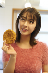 侑梨寧穿著紅色毛衣，手裡拿著方便麵，她是日籍『女演員・寫真女優・電視藝人』，她的胸圍是84厘米，她具有『漂亮乳房』。