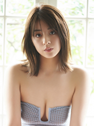 侑梨寧是一位穿著淺藍色女士緊身衣的日籍『女演員・寫真偶像・電視藝人』，她的胸圍是84厘米，她具有『漂亮乳房』。