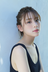 奈愛翠是穿著深藍色連衣裙的『日籍年輕時尚模特兒･日籍女演員』。