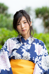 福士聖莉嘩女士穿著（帶有花卉圖案）藍色浴衣，她穿著黃色浴衣帶，她是日籍美麗性感『時裝模特兒・凹版偶像・自由播音員・電視藝人・藥劑師』，她的胸圍是87厘米，她具有迷人的『巨乳・美胸』，她是有性魅力的女性。