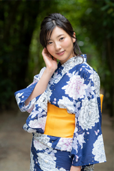 福士聖莉嘩女士穿著（帶有花卉圖案）藍色浴衣，她站著，她穿著黃色的浴衣帶，她是日籍美麗性感『時裝模特兒・凹版偶像・自由播音員・電視藝人・藥劑師』，她的胸圍是87厘米，她具有迷人的『巨乳・美胸』，她是有性魅力的女性。