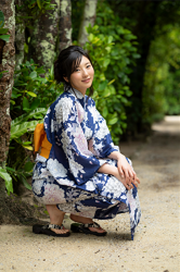 福士聖莉嘩女士穿著（帶有花卉圖案）藍色浴衣，她蹲著，她是日籍美麗性感『時裝模特兒・凹版偶像・自由播音員・電視藝人・藥劑師』，她的胸圍是87厘米，她具有迷人的『巨乳・美胸』，她是有性魅力的女性。