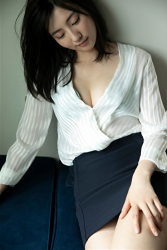 福士聖莉嘩女士穿著『白色女襯衫･深藍色迷你裙』，透過一點點可以看到她的黃綠色胸罩，她坐在藍色沙發上，她是日籍美麗性感『時裝模特兒・平面寫真偶像・自由播音員・電視藝人・藥劑師』，她的胸圍是87厘米，她具有迷人的『巨乳・美胸』，她是有性魅力的女性。
