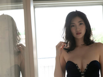 福士聖莉嘩女士穿著非常性感的深藍色連衣裙，她是日本『時裝美女模特兒・寫真女優・自由播音員・電視藝人・藥劑師』，她的胸圍是87厘米，她具有迷人的『巨乳・美胸』，她是有性魅力的女性。