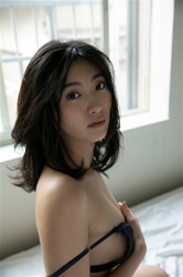福士聖莉嘩女士穿著深藍色女內衣，坐在床上，她用自己的雙手隱藏她的乳房，她是日籍美麗性感『時裝女模・泳裝女模・自由播音員・電視藝人・藥劑師』，她的胸圍是87厘米，她具有迷人的『巨乳・美胸』，她是有性魅力的女性。
