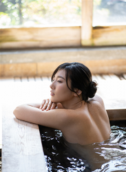 福士聖莉嘩女士沉浸在溫泉浴中，她是日本『服裝靚女模特兒・性感比基尼泳裝模特兒・自由播音員・電視藝人・藥劑師』，她的胸圍是87厘米，她具有迷人的『巨乳・美胸』，她是有性魅力的女性。