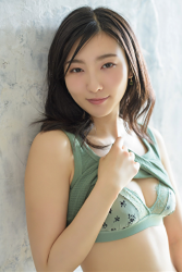 福士聖莉嘩女士用手拉起綠色跑步襯衫，露出她的綠色胸罩，她是日籍『時裝靚女模特兒・性感泳裝女模・自由播音員・電視藝人・藥劑師』，她的胸圍是87厘米，她具有迷人的『巨乳・美胸』，她是有性魅力的女性。