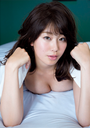 愛美理俯臥在床上，她是日籍美麗活潑『電視藝人･寫真女優（泳裝模特兒）･棒球愛好者』，她的胸圍是86厘米，她具有『漂亮乳房』。