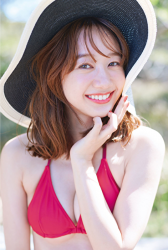 秋椛是一位『日本亞美尼亞混血時尚美女模特兒（4分之1的亞美尼亞血统）・日籍電視藝人』，她穿著『紅色三點式泳裝･藍色/白色草帽』。