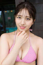 菜那寧穿著粉紅色比基尼泳衣，她是日籍美麗可愛『寫真偶像･女演員』。
