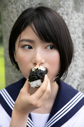 夏陽穿著校服，她在吃飯糰，她是日本美麗可愛『模特兒・女演員』。