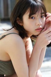 菊沖姬羅小姐是『日本・亞洲』的『凹版偶像・寫真偶像・泳裝偶像｜比基尼泳裝模特兒・海報模特兒｜女演員』，她穿著綠色泳衣，蹲著，強調她的臉。