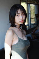 菊沖姬羅小姐是『日本・亞洲』的『凹版偶像・寫真偶像・泳裝偶像｜比基尼泳裝模特兒・海報模特兒｜女演員』，她身穿綠色泳衣站立著，但照片中她的臉被強調了。