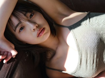 菊沖姬羅小姐是『日本・亞洲』的『凹版偶像・寫真偶像・泳裝偶像｜比基尼泳裝模特兒・海報模特兒』和演員，她穿著綠色泳衣，她躺在棕色沙發上。