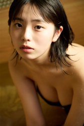 菊沖姬羅小姐是『日本・亞洲』的『凹版偶像・寫真偶像・泳裝偶像｜比基尼泳裝模特兒・海報模特兒｜女演員』，她穿著黑色比基尼泳裝在浴室裡。